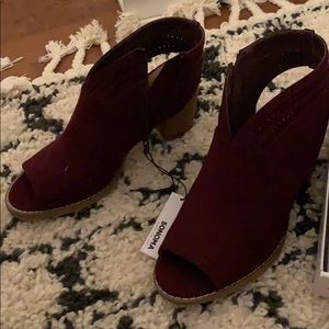 Sonoma burgundy open toe heel shoes. Size 8